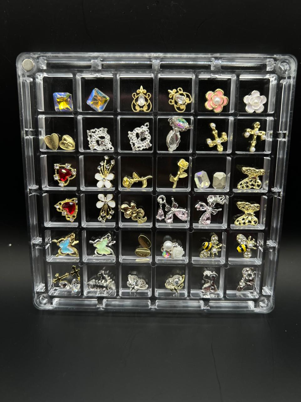 caja con variedad de dijes