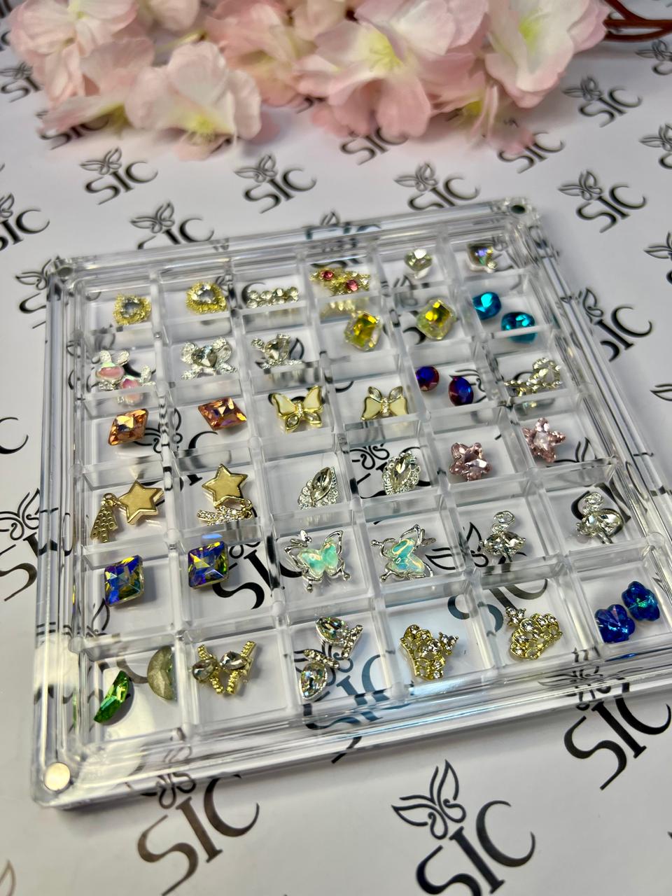 caja con variedad de dijes