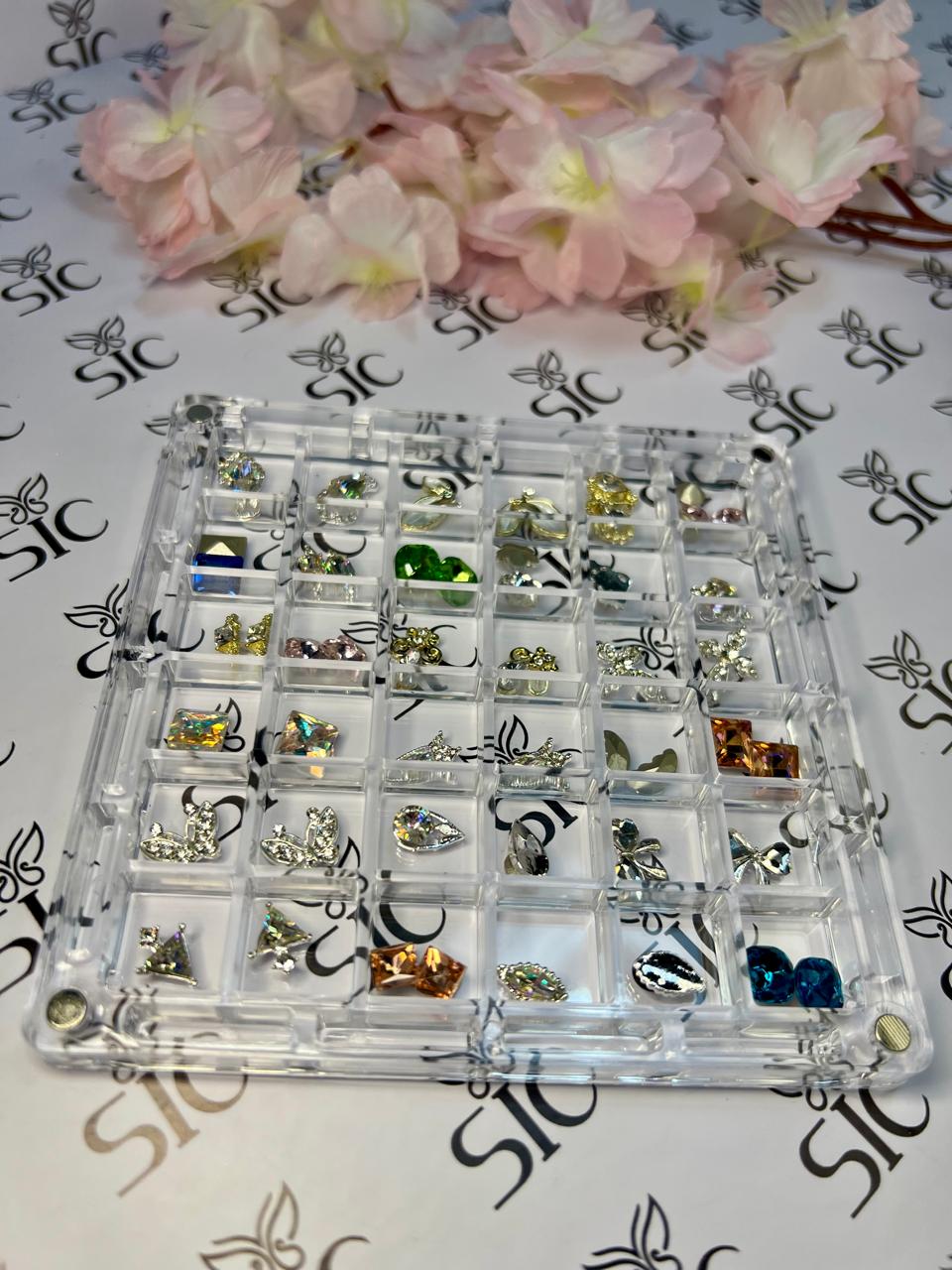 caja con variedad de dijes