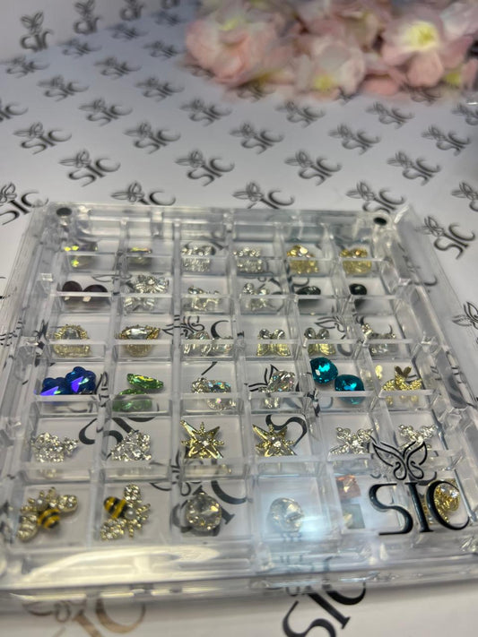 caja con variedad de dijes