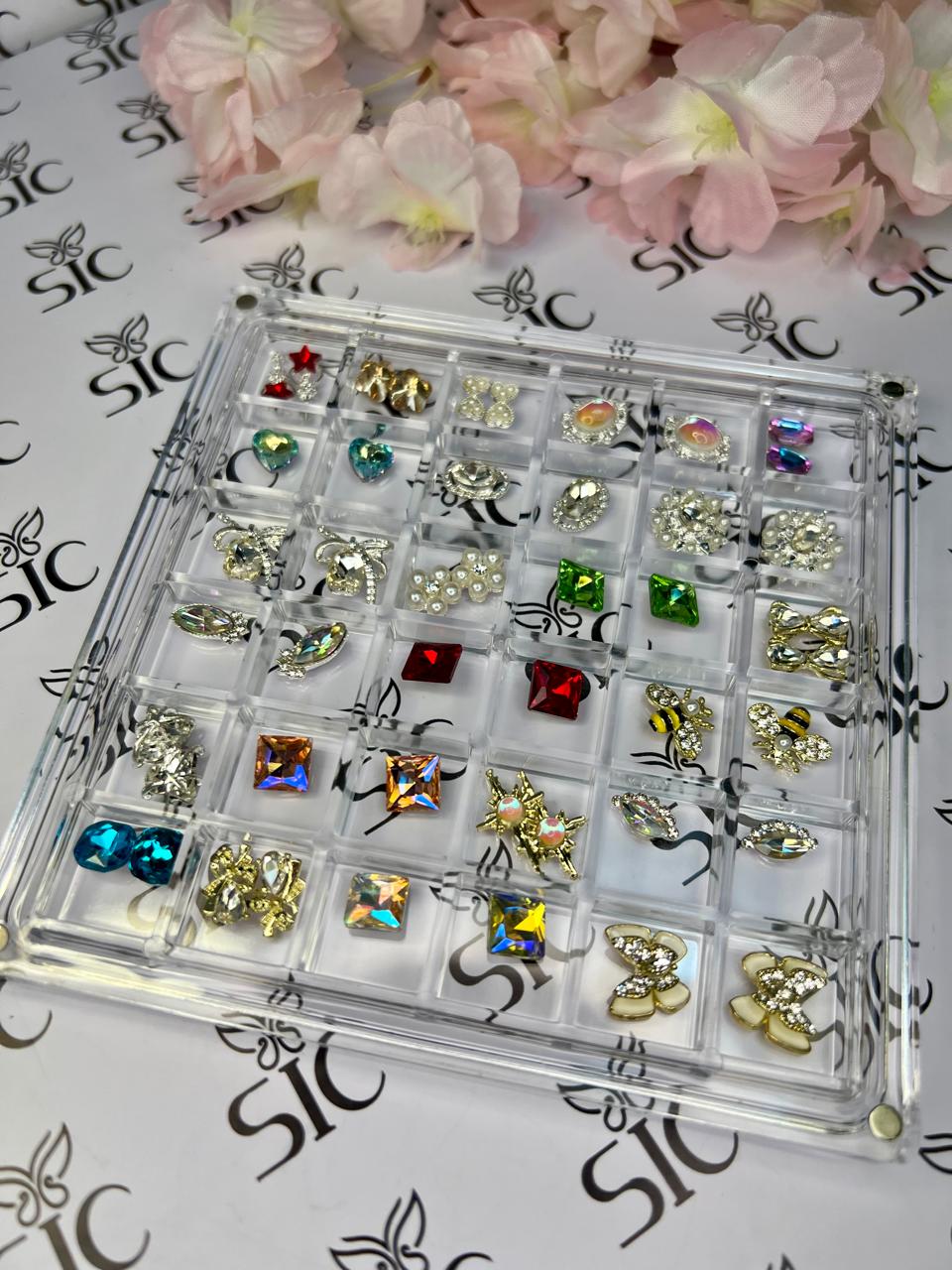 caja con variedad de dijes