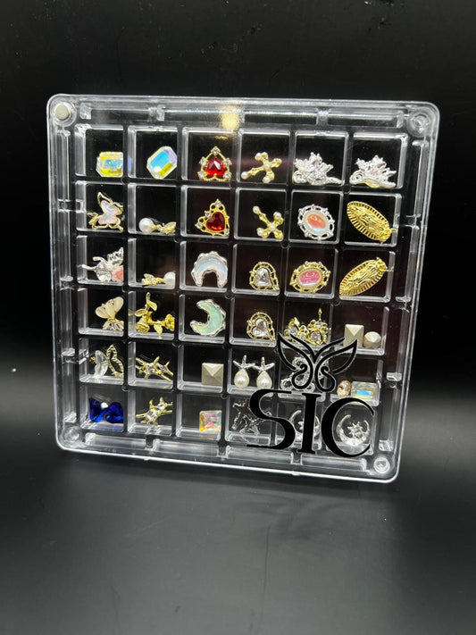 caja con variedad de dijes