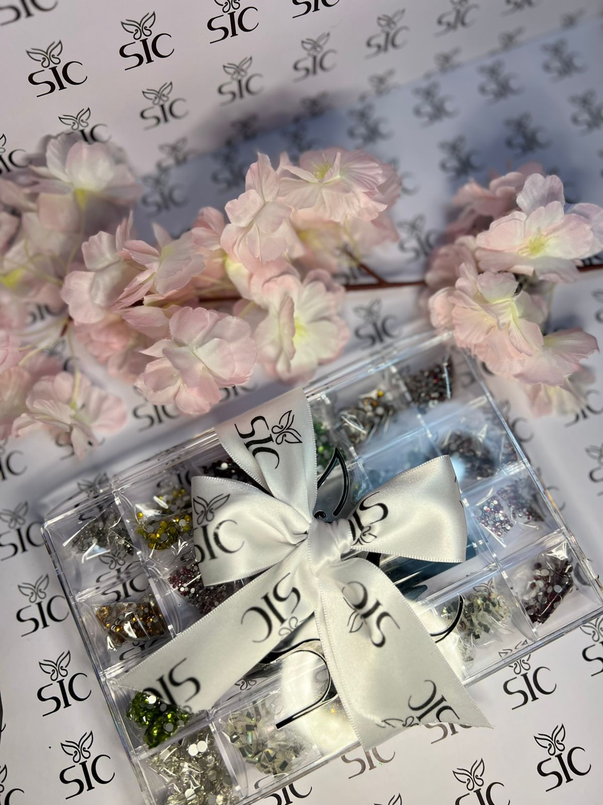 Caja con cristales hotfix variedad de tonos, con katana